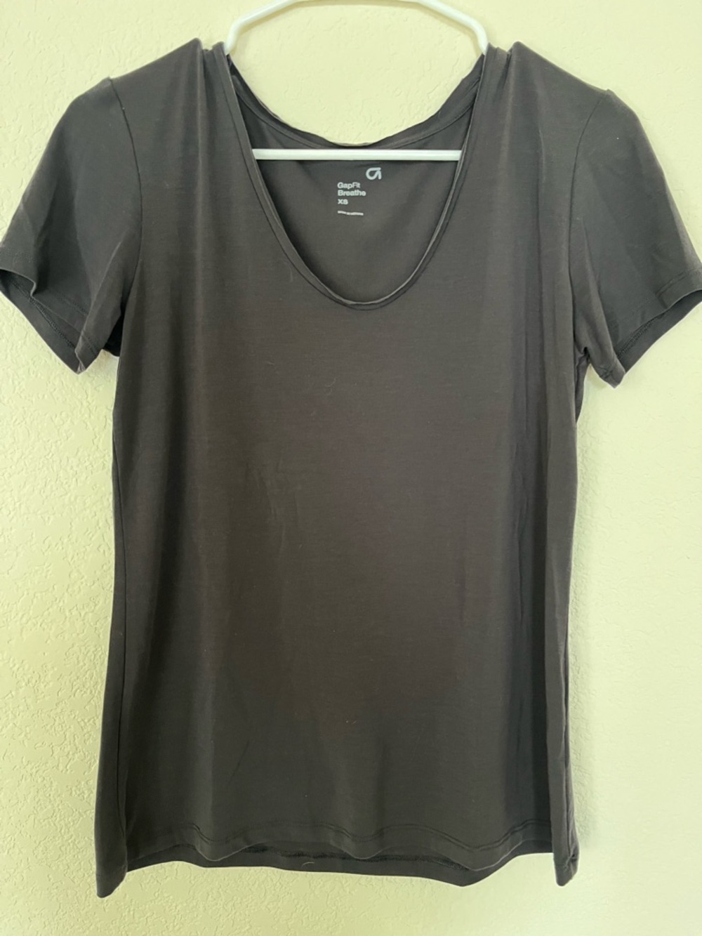 GAPfit Breathe Black Scoop Neck Short Sleeve Tee